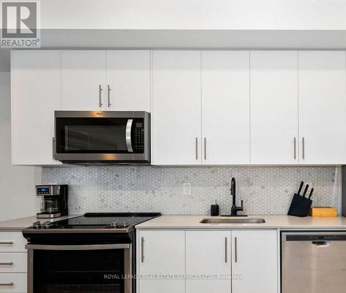 19 - 3429 Ridgeway Drive, Mississauga, ON - Indoor Photo Showing Kitchen With Upgraded Kitchen