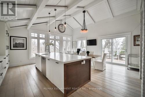 4028 Millar Cres, Burlington, ON - Indoor Photo Showing Kitchen With Upgraded Kitchen