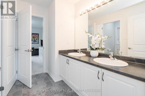 184 Brownley Lane, Essa, ON - Indoor Photo Showing Bathroom