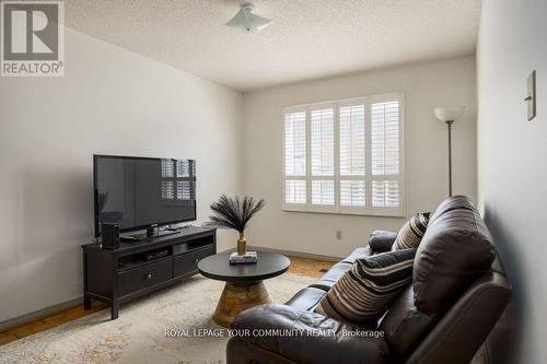 135 Judith Ave, Vaughan, ON - Indoor Photo Showing Living Room