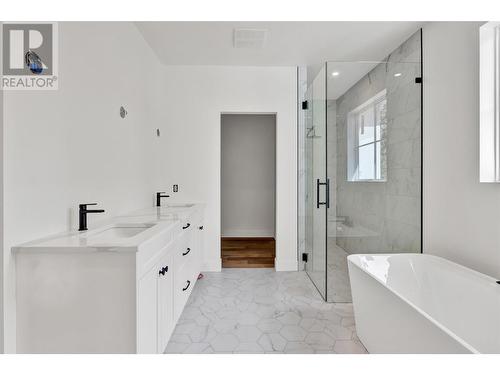 553 Knowles Road, Kelowna, BC - Indoor Photo Showing Bathroom