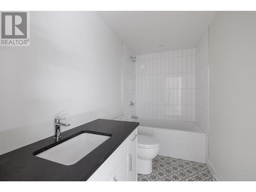 553 Knowles Road, Kelowna, BC - Indoor Photo Showing Bathroom
