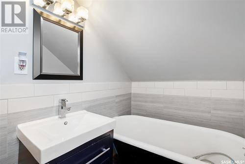 209 8Th Street W, Saskatoon, SK - Indoor Photo Showing Bathroom