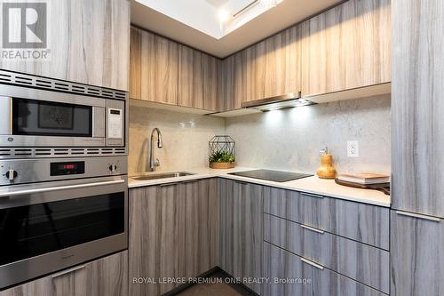 #2019 -955 Bay St, Toronto, ON - Indoor Photo Showing Kitchen With Upgraded Kitchen