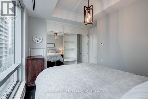 702 - 55 Scollard Street, Toronto, ON - Indoor Photo Showing Bedroom