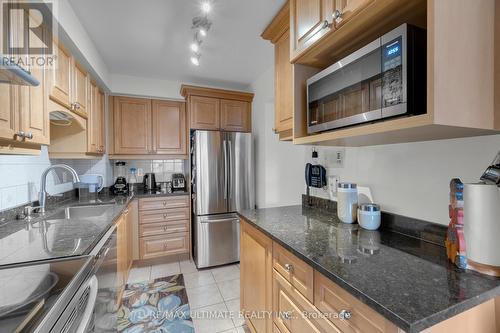 #32 -32 Farm Green Way, Toronto, ON - Indoor Photo Showing Kitchen With Stainless Steel Kitchen