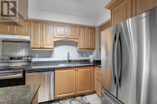#32 -32 Farm Green Way, Toronto, ON - Indoor Photo Showing Kitchen With Stainless Steel Kitchen