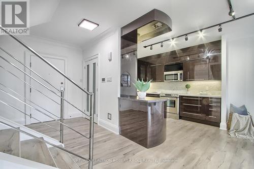 #406 -55A Avenue Rd, Toronto, ON - Indoor Photo Showing Kitchen