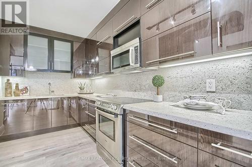 #406 -55A Avenue Rd, Toronto, ON - Indoor Photo Showing Kitchen With Upgraded Kitchen