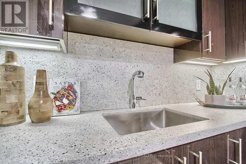 #406 -55A Avenue Rd, Toronto, ON - Indoor Photo Showing Kitchen