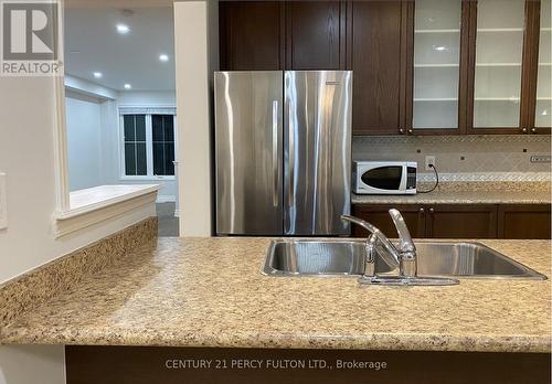 2359 Pilgrim Sq, Oshawa, ON - Indoor Photo Showing Kitchen With Stainless Steel Kitchen With Double Sink With Upgraded Kitchen