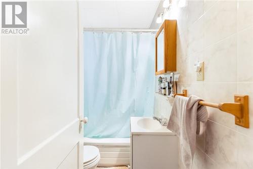 305 Oak Street, Sudbury, ON - Indoor Photo Showing Bathroom
