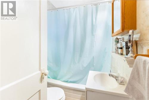 305 Oak Street, Sudbury, ON - Indoor Photo Showing Bathroom