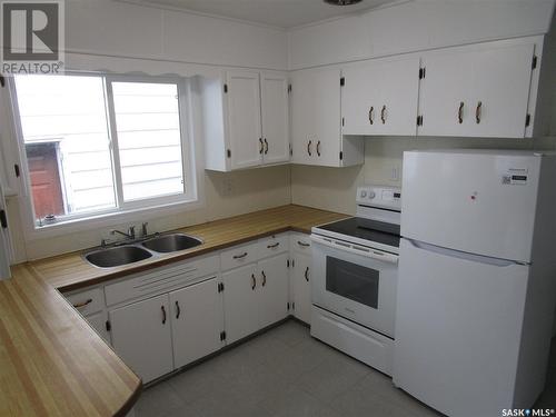 939 Retallack Street, Regina, SK - Indoor Photo Showing Kitchen With Double Sink