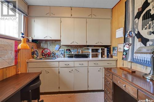 4105 Lakeview Avenue, Regina, SK - Indoor Photo Showing Kitchen