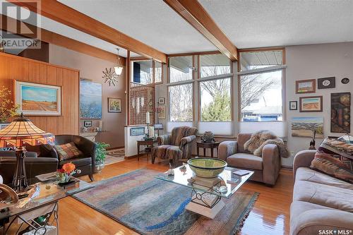 4105 Lakeview Avenue, Regina, SK - Indoor Photo Showing Living Room