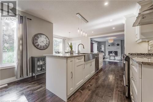 605 Sandringham Drive, Waterloo, ON - Indoor Photo Showing Kitchen With Upgraded Kitchen