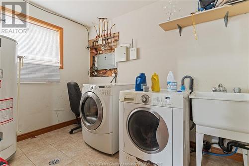 1453 Meridian Street, Windsor, ON - Indoor Photo Showing Laundry Room