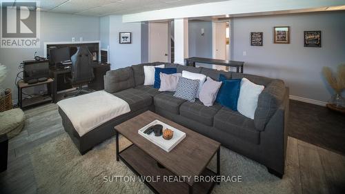 412 Regal Drive, London, ON - Indoor Photo Showing Living Room