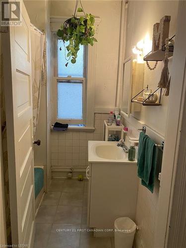 140 Central Ave, London, ON - Indoor Photo Showing Bathroom