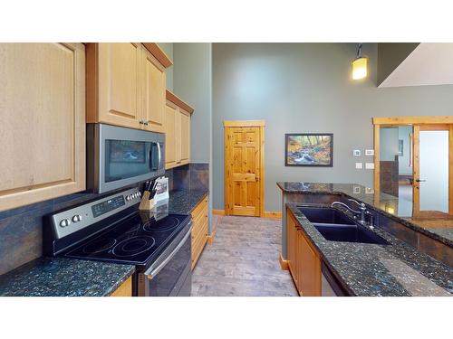 7309 Copperhorn Drive, Radium Hot Springs, BC - Indoor Photo Showing Kitchen With Double Sink