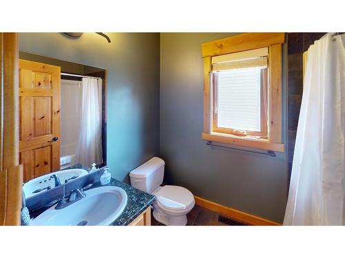 7309 Copperhorn Drive, Radium Hot Springs, BC - Indoor Photo Showing Bathroom