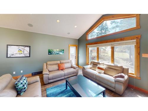 7309 Copperhorn Drive, Radium Hot Springs, BC - Indoor Photo Showing Living Room