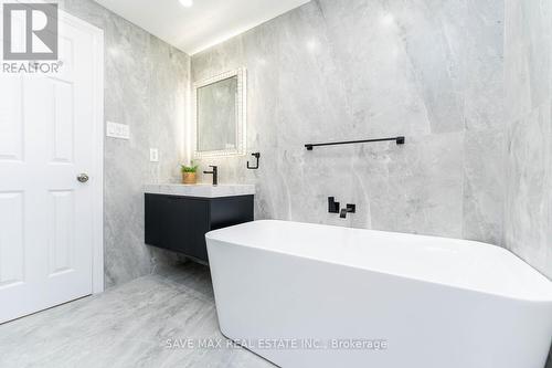 2676 Thorn Lodge Dr, Mississauga, ON - Indoor Photo Showing Bathroom