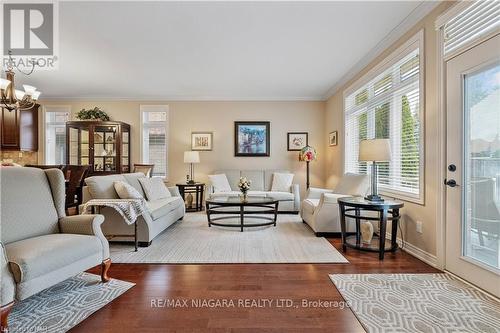 33 Hickory Ave, Niagara-On-The-Lake, ON - Indoor Photo Showing Living Room