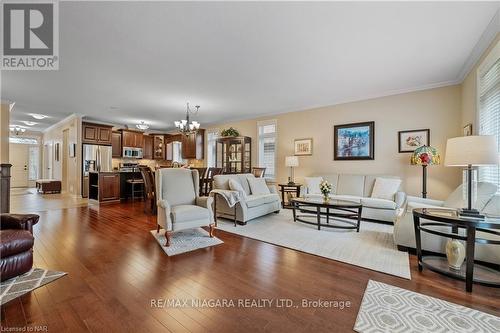 33 Hickory Ave, Niagara-On-The-Lake, ON - Indoor Photo Showing Living Room
