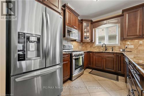 33 Hickory Ave, Niagara-On-The-Lake, ON - Indoor Photo Showing Kitchen With Upgraded Kitchen