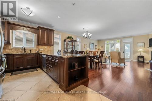 33 Hickory Ave, Niagara-On-The-Lake, ON - Indoor Photo Showing Kitchen