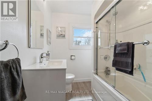 100 Elgin St, Port Colborne, ON - Indoor Photo Showing Bathroom