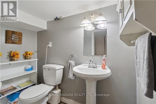 100 Elgin Street, Port Colborne, ON - Indoor Photo Showing Bathroom