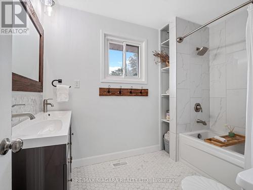 3327 Cattell Drive, Niagara Falls, ON - Indoor Photo Showing Bathroom