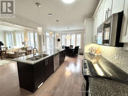 153 Johnson Drive, Shelburne, ON - Indoor Photo Showing Kitchen With Double Sink With Upgraded Kitchen