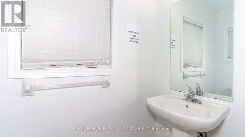 29 Robinson St, Barrie, ON - Indoor Photo Showing Bathroom