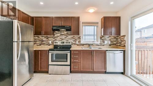 29 Robinson St, Barrie, ON - Indoor Photo Showing Kitchen With Double Sink With Upgraded Kitchen