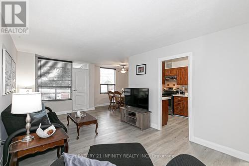 #314 -10 Edgecliff Gfwy, Toronto, ON - Indoor Photo Showing Living Room