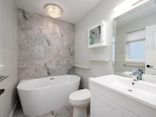 2089 Tremerton Drive, Kamloops, BC - Indoor Photo Showing Bathroom
