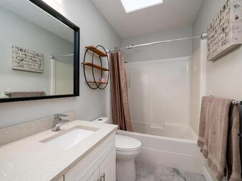 2089 Tremerton Drive, Kamloops, BC - Indoor Photo Showing Bathroom