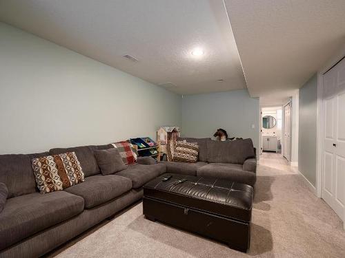 2089 Tremerton Drive, Kamloops, BC - Indoor Photo Showing Living Room