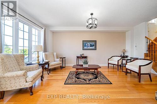 11 Turner Dr, New Tecumseth, ON - Indoor Photo Showing Living Room