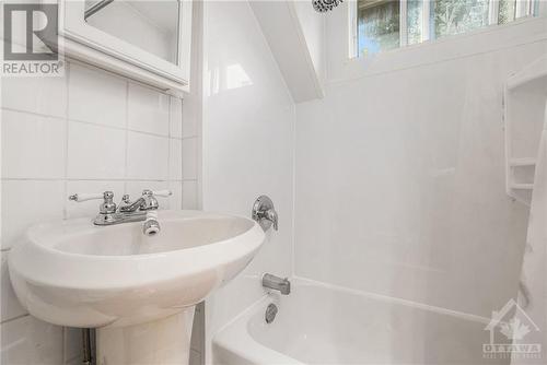 8 Glascott Street, Perth, ON - Indoor Photo Showing Bathroom