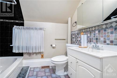 8 Glascott Street, Perth, ON - Indoor Photo Showing Bathroom