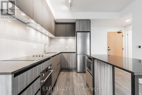 1321 - 7950 Bathurst Street, Vaughan, ON - Indoor Photo Showing Kitchen With Upgraded Kitchen