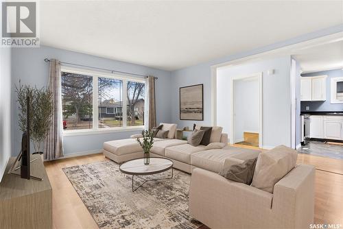 366 Halifax Street, Regina, SK - Indoor Photo Showing Living Room