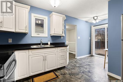 366 Halifax Street, Regina, SK - Indoor Photo Showing Kitchen
