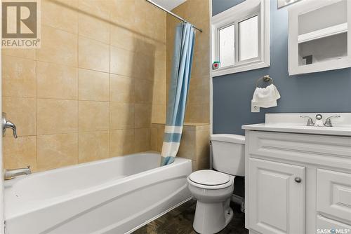 366 Halifax Street, Regina, SK - Indoor Photo Showing Bathroom