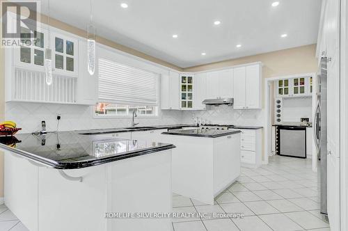 6 Small Court, Brampton, ON - Indoor Photo Showing Kitchen With Upgraded Kitchen